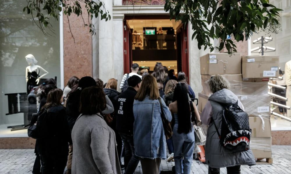 Black Friday: Έπιασαν σειρά πριν το άνοιγμα των καταστημάτων